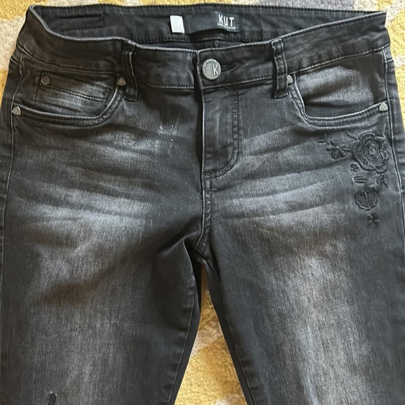 Kut from the Kloth Juniors size 6 Skinny Black faded jeans w/floral accents - Picture 7 of 10